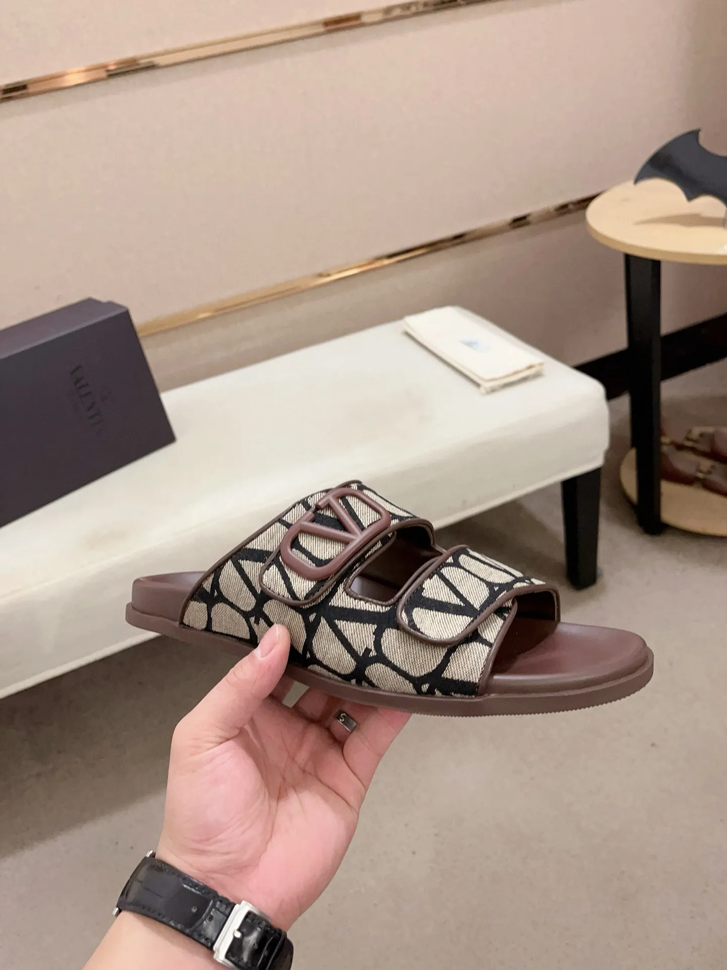 Men's shoes💰: 440💰[Valentino] New men's boutique slippers, counter quality, classic plaid, the actual workmanship is quite complex🔰The uppers are made of imported fabrics➕🐑Sheepskin lining, which tests the craftsman's craftsmanship➕original PU outsole. Size: 38-44 (45 can be customized, non-refundable)